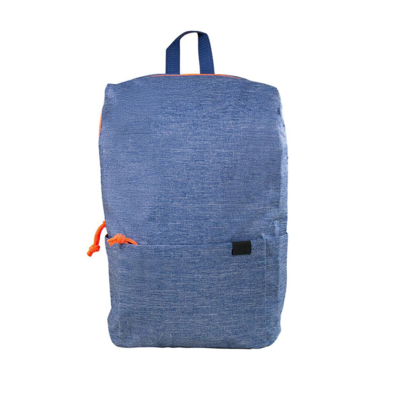 SIN 936, MOCHILA TABI. Mochila compacta diseñada para acompañarte en tus aventuras diarias. Con un enfoque minimalista, su amplio compartimento principal te permite llevar tus pertenencias sin complicaciones. Cuenta con bolsas laterales de fácil acceso para llevar botellas de agua o pequeños objetos. La bolsa frontal con cierre asegura tus pertenencias y las asas ajustables te brinda mejor comodidad al llevarla.