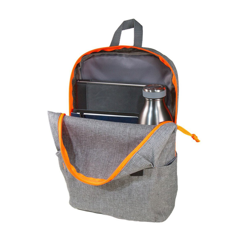 SIN 936, MOCHILA TABI. Mochila compacta diseñada para acompañarte en tus aventuras diarias. Con un enfoque minimalista, su amplio compartimento principal te permite llevar tus pertenencias sin complicaciones. Cuenta con bolsas laterales de fácil acceso para llevar botellas de agua o pequeños objetos. La bolsa frontal con cierre asegura tus pertenencias y las asas ajustables te brinda mejor comodidad al llevarla.