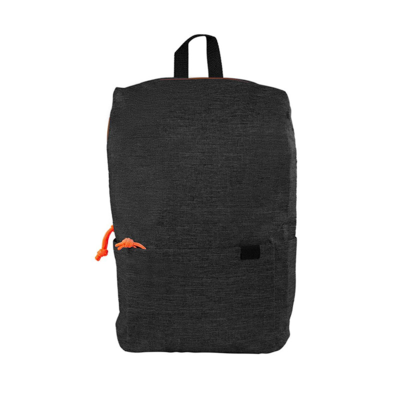 SIN 936, MOCHILA TABI. Mochila compacta diseñada para acompañarte en tus aventuras diarias. Con un enfoque minimalista, su amplio compartimento principal te permite llevar tus pertenencias sin complicaciones. Cuenta con bolsas laterales de fácil acceso para llevar botellas de agua o pequeños objetos. La bolsa frontal con cierre asegura tus pertenencias y las asas ajustables te brinda mejor comodidad al llevarla.