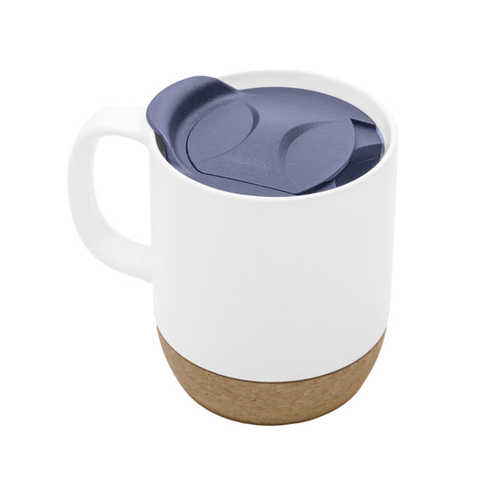 A2973, TAZA CHIC. Taza de cerámica con acabado mate especial para sublimar. CAP. 385 ml (13 Oz.). Cuenta con base de corcho removible y tapa a presión con seguro deslizable. Presentación: Caja en color kraft.